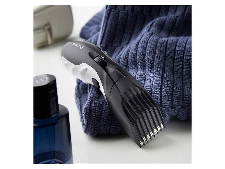 Een Remington tondeuse op een blauwe handdoek.