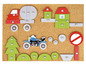 Een houten speelgoedbord met een vrachtwagen, een motorfiets, een huis en een boom