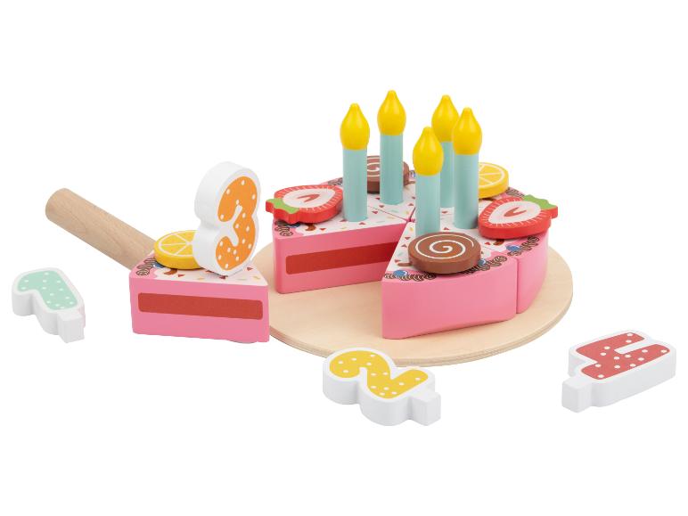 Houten speelgoed verjaardagstaart met kaarsen, fruittoppings en de cijfers 1, 2, 3, 4.