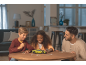Kinderen en een man zetten een groene 3D-puzzel van een sportwagen in elkaar aan tafel.