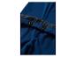 Close-up van blauwe kinderbroek met verstelbare elastische tailleband en knopen.
