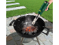 Elektrische houtskoolstarter voor barbecue, die houtskool aansteekt in een grill in de tuin.