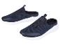 Twee donkerblauwe slip-on sneakers van mesh.