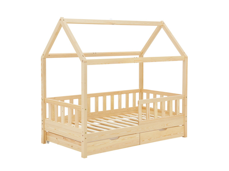 Een houten kinderbed met een huisvormige kap en twee lades.