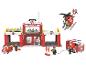 Speelgoedset met brandweerkazerne, helikopter, brandweerwagens en brandweerfiguren.