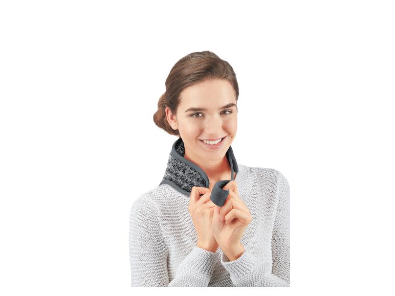 Lachende vrouw draagt een grijze nekkraag.