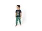 Kinderpyjama met blauw T-shirt met hondenprint en groene broek met bladprint.
