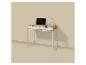 Houten bureau met witte lades, een laptop en een waterfles met een glas.