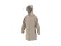 Beige regenjas met capuchon en knopen.