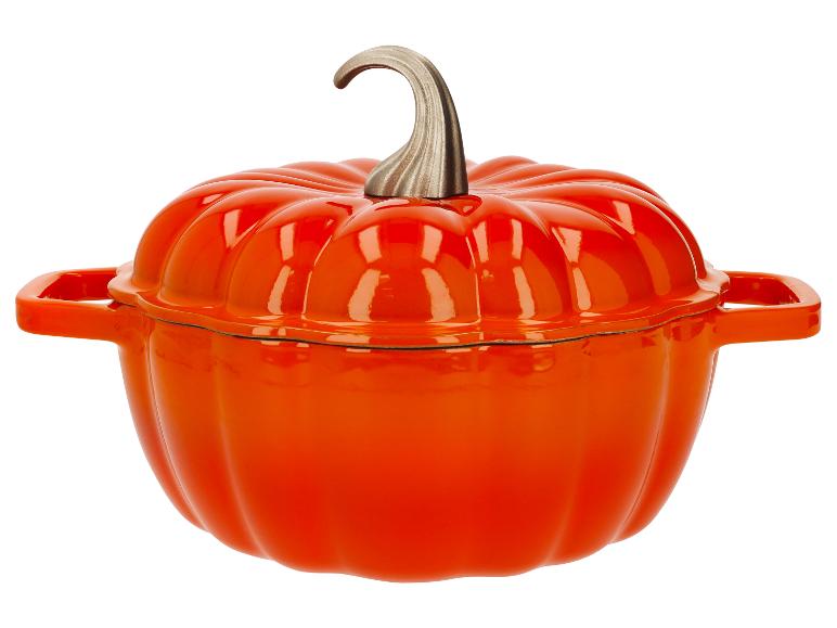 Oranje gietijzeren pompoenpan met metalen steel.