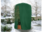 Groene beschermhoes voor een potplant in een besneeuwde tuin.