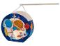 Papieren lantaarn met ruimtethema, met astronaut, planeten en raket.