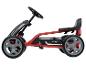Een rode kindergo-kart met zwarte wielen.