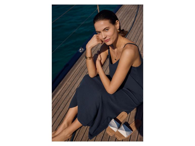 Jurken, sandalen en sieraden op een jacht.