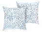 Twee blauwe kussens met witte bloemen