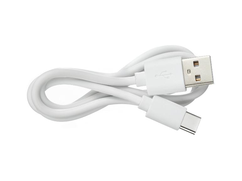 Witte USB-A naar USB-C oplaadkabel, opgerold op een witte achtergrond.