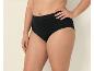 Vrouw in zwarte high-waist slip, hand op de heup.