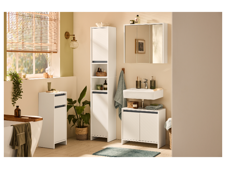 Een moderne, minimalistische badkamer met witte badkamermeubels.