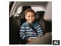 Glimmlachend kind in de auto, veilig vastgemaakt in het BABYGO Freemove I-Size autostoeltje. [AI-gegenereerde afbeelding]