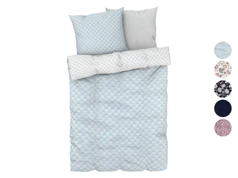 Een dekbedovertrek met een bloemmotief in een lichte blauwe kleur.