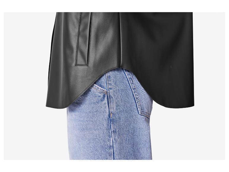 Een zwart leren jack over een lichtblauwe jeans.