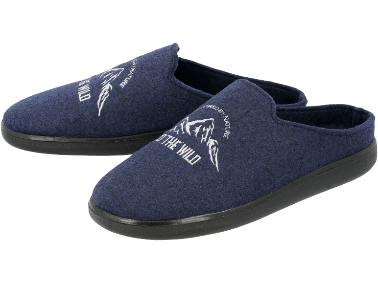 Donkerblauwe pantoffels met bergmotief en de tekst 'INSPIRED BY NATURE TO THE WILD'.