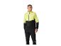 Man in een geel-zwart sportjack en zwarte broek