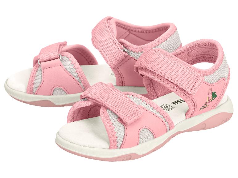 Roze kindersandalen met klittenbandsluiting en papegaaiendetail.