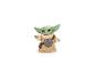 Alienfiguur in beige gewaad met metalen medaillon