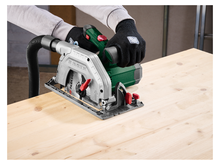 Een Parkside cirkelzaag zaagt een stuk hout.