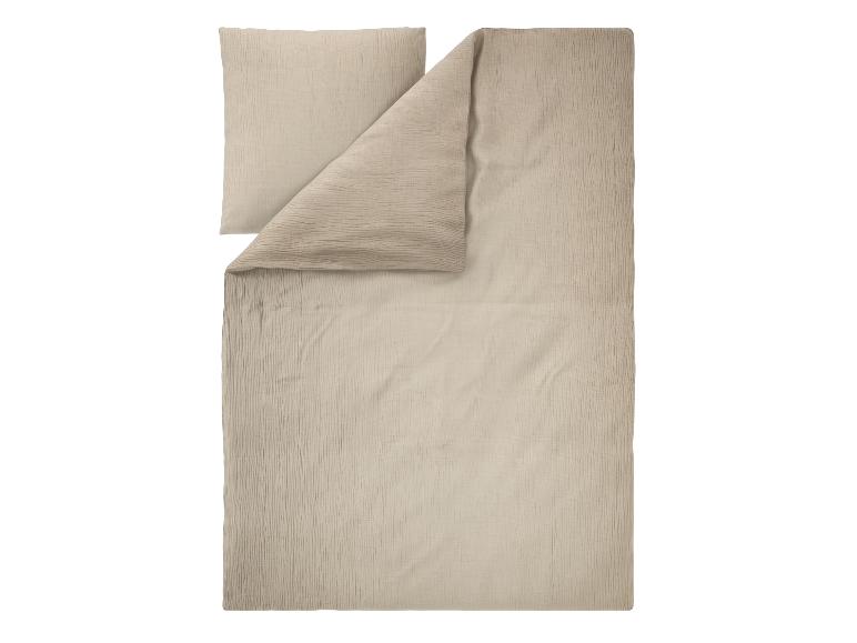 Beige beddengoedset met gekreukelde textuur, bestaande uit een dekbedovertrek en kussensloop.