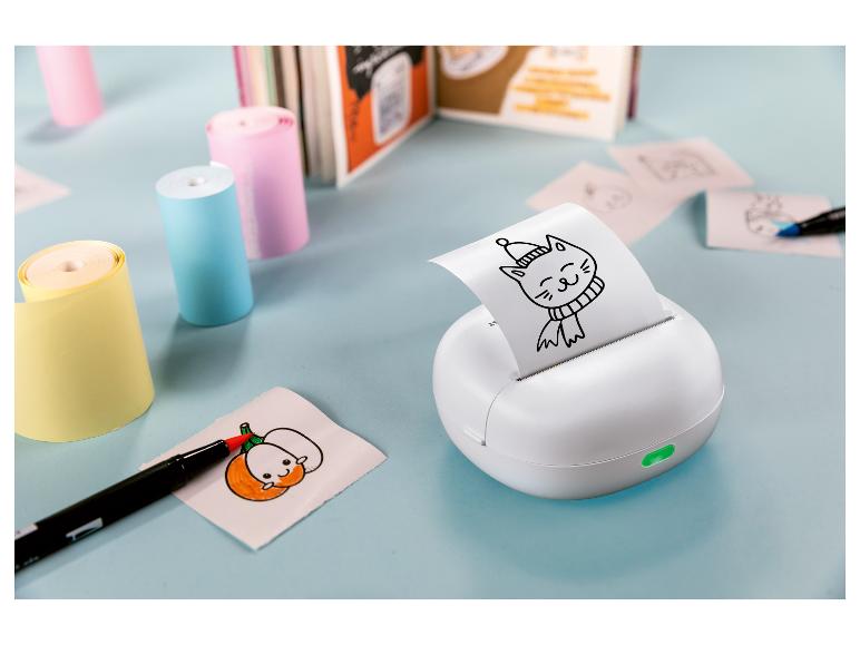 Mini fotoprinter, stiften en gekleurd papier voor kawaii tekeningen.