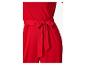 Rode jumpsuit met strikceintuur in de taille.