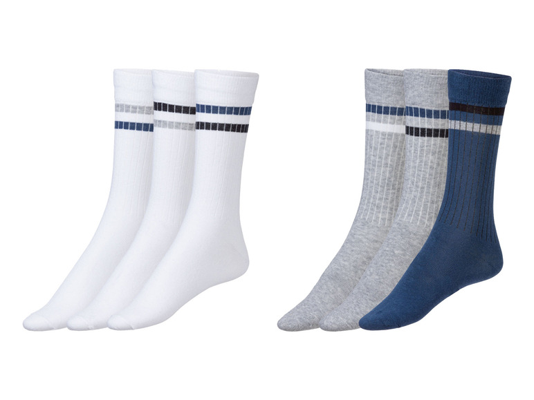Drie paar sokken met witte, grijze en blauwe strepen.