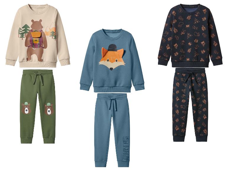Drie kindersets met dierenprints op sweatshirts en joggingbroeken.