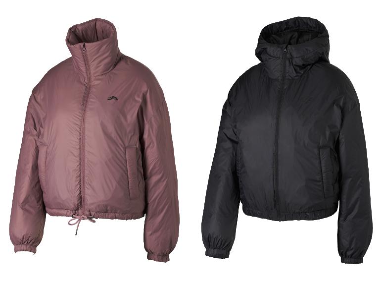 Twee pufferjassen, één roze-bruin met hoge kraag en één zwart met capuchon.