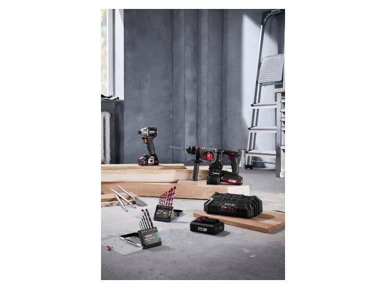 PARKSIDE accuboormachines, oplader en boorsets op houten planken.