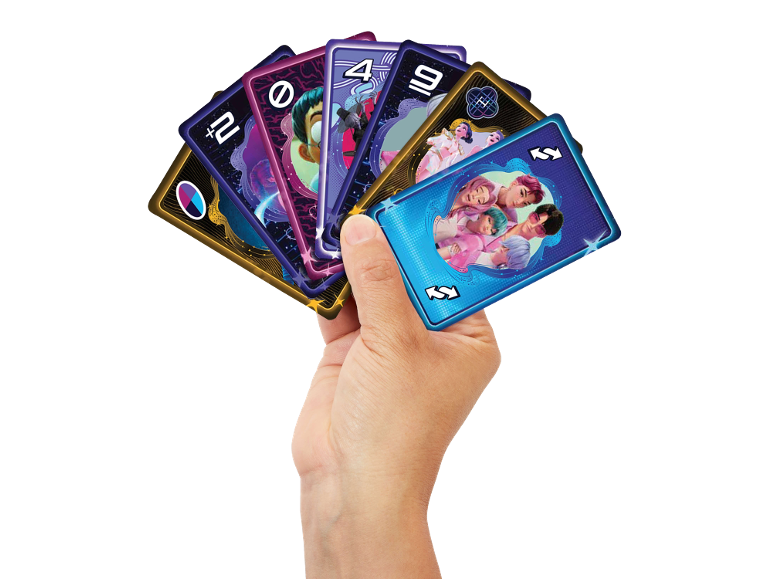 Een hand houdt een waaier van kleurrijke speelkaarten met personages vast.