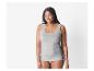 Een vrouw draagt een grijs tanktop.