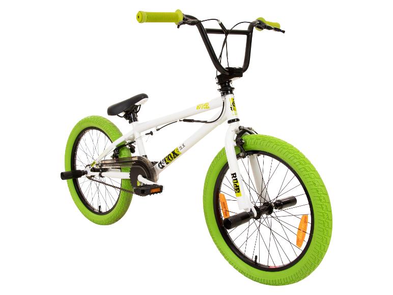 Witte en groene BMX-fiets op een witte achtergrond.