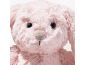 Close-up van het gezicht van een zachte roze pluche knuffel met zwarte ogen en een beige neus