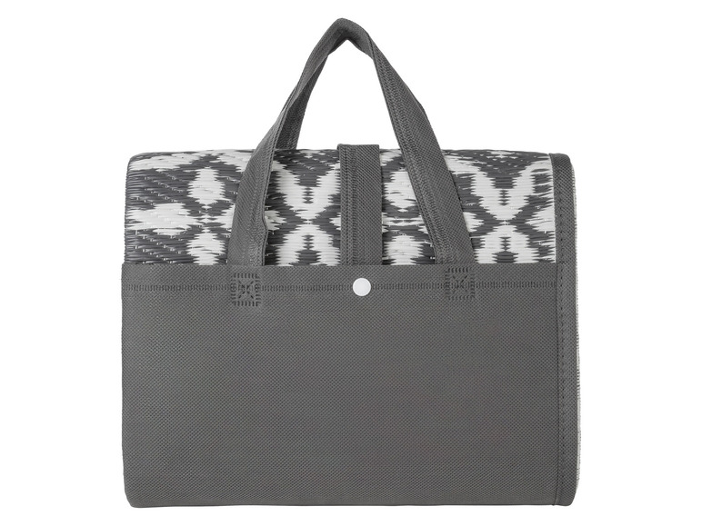 Een gevouwen picknickdeken met zwarte en witte ruitjes, met een grijze draagtas.