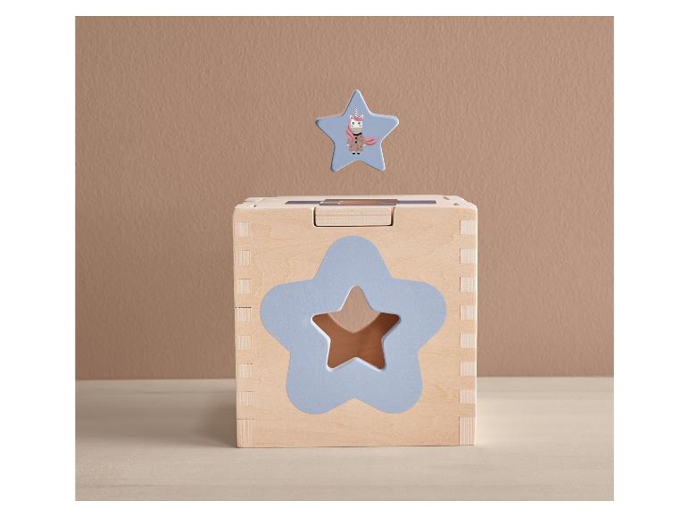 Een houten blokkenspel met een stervormige opening en een losse ster met een unicorn.