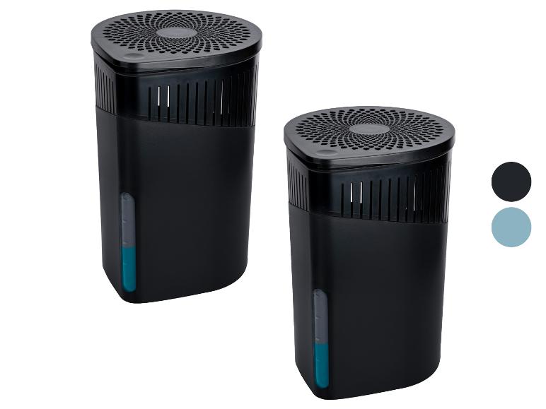 Twee zwarte luchtontvochtigers met blauwe waterstandaanduidingen.