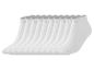 Tien paar witte enkelsokken op een rij.