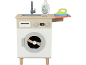 Houten speelgoedwasmachine met gootsteen, wasmiddel, strijkijzer en strijkplank.