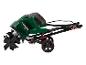 Groene elektrische cultivator met zwarte wielen en messen op een witte achtergrond.