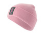 Een roze gebreide beanie met een zwart label.