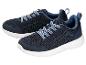 Een paar blauwe sportschoenen met witte en blauwe veters.