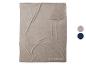 Beige fleece deken met logo rechtsonder en twee kleurstalen